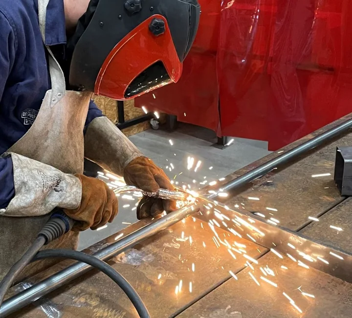 Travail de soudage dans l’atelier de Métallik-Vallée, école de production à Château-Gontier-sur-Mayenne.